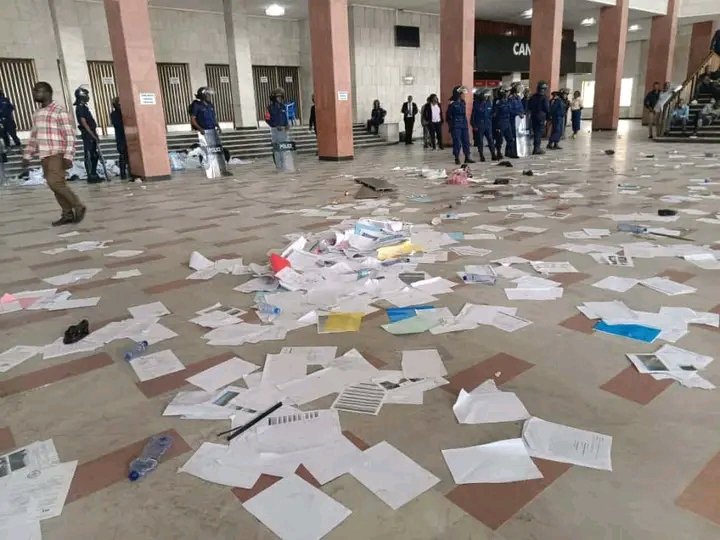 Tension à l’AN Des agents administratifs en colère ont saccagé ce mardi plusieurs bureaux et déchiré des documents pour réclamer une amélioration de leur rémunération. Ils ont également bloqué l’accès à la salle des plénières, provoquant le retard de la séance prévue à 13h
