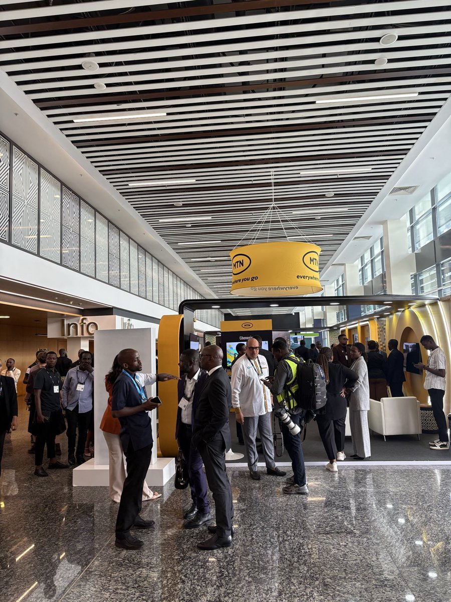 MWCHub's tweet image. Partnerships in motion on the exhibition floor 🤝

From #startups to global tech leaders, connections are being made that will define tomorrow 👀 #MWC25