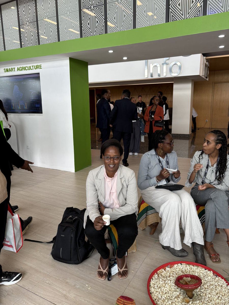 MWCHub's tweet image. Partnerships in motion on the exhibition floor 🤝

From #startups to global tech leaders, connections are being made that will define tomorrow 👀 #MWC25