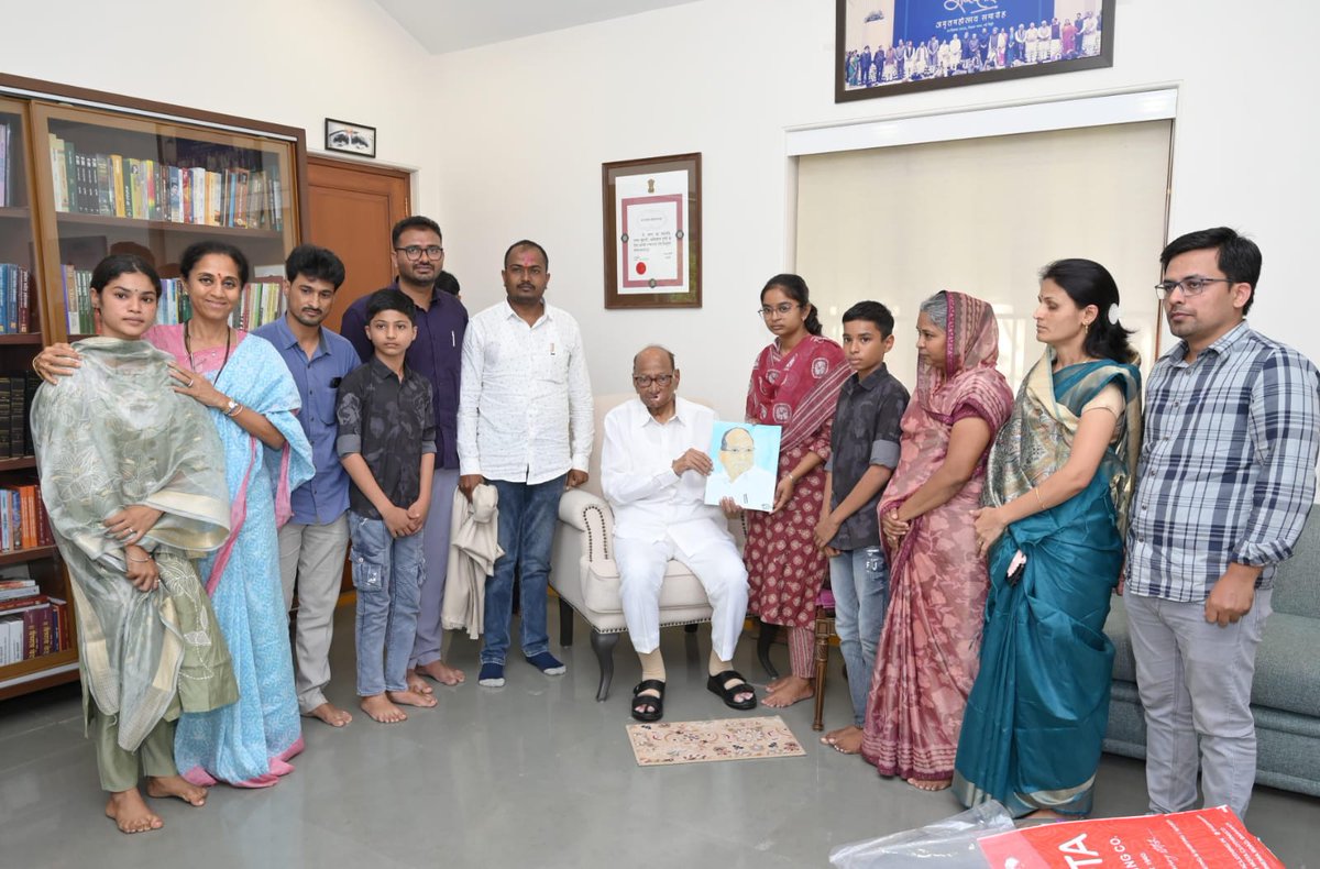 mataonline's tweet image. मस्साजोगचे सरपंच स्व संतोष देशमुख यांच्या कुटुंबीयांनी गोविंदबाग, बारामती येथे शरद पवार यांची भेट घेतली.
#SantoshDeshmukh #SharadPawar #MarathiNews #news