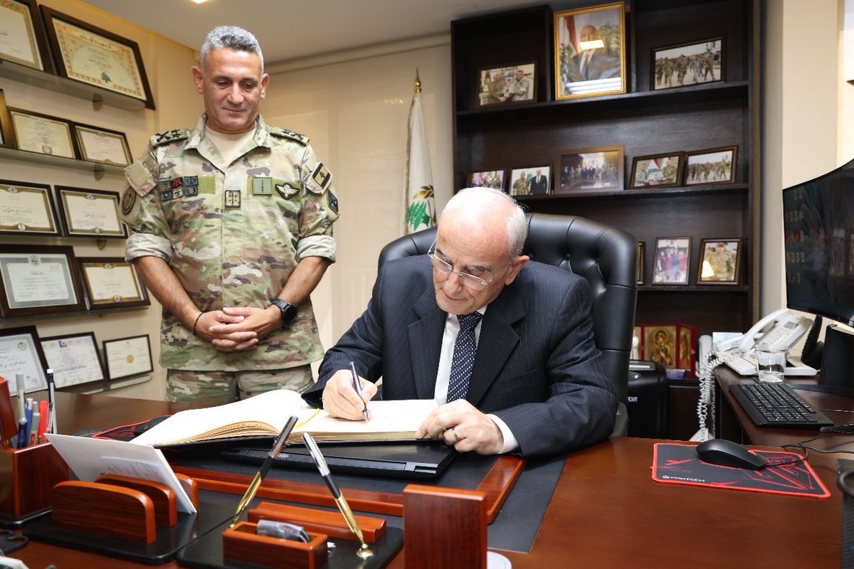 زار وزير الدفاع الوطني اللواء ميشال منسى المفتشية العامة في وزارة الدفاع، والتقى المفتش العام اللواء الركن فادي مخّول.

وتم خلال اللقاء الاطلاع على سير عمل المفتشية العامة والدور الذي تقوم به في متابعة شؤون المؤسسة العسكرية وتقييم أدائها. كما جرى التأكيد على أهمية تعزيز الشفافية