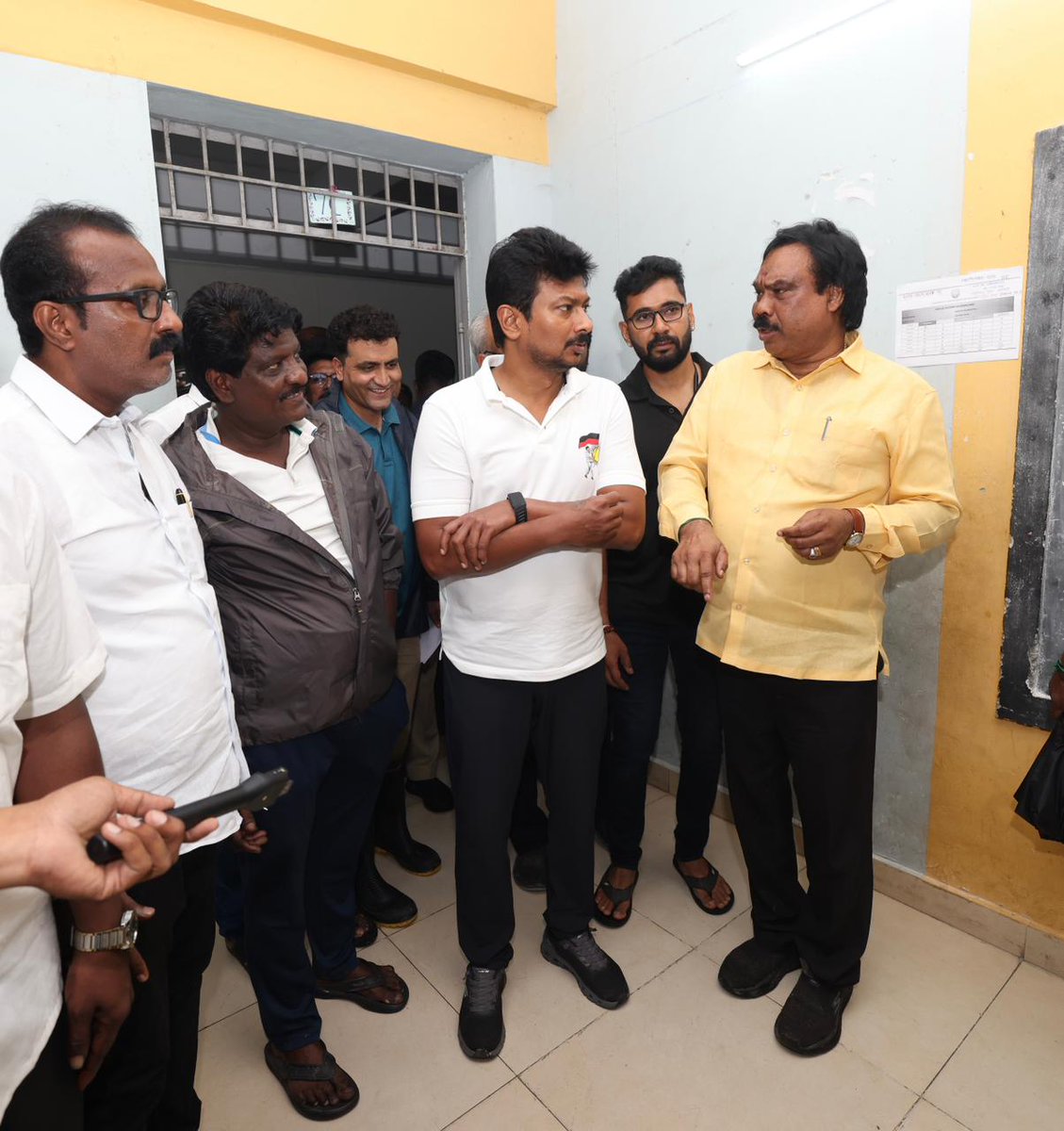 Udhaystalin's tweet photo. வடகிழக்குப் பருவமழையால் கனமழை பெய்து வரும் நிலையில், @chennaicorp - மண்டலம் 13 - வார்டு 177 -  வேளச்சேரி பகுதியில், தனியார் பள்ளியில் அமைக்கப்பட்டுள்ள தற்காலிக தங்குமிடத்தில் இன���று மாலை ஆய்வு செய்தோம். 

அங்குள்ள வசதிகள் குறித்துக் கேட்டறிந்து, மக்களுக்குத் தேவையான அனைத்து உதவிகளையும் செய்து கொடுக்க ஆலோசனைகளை வழங்கினோம். #NEMonsoon