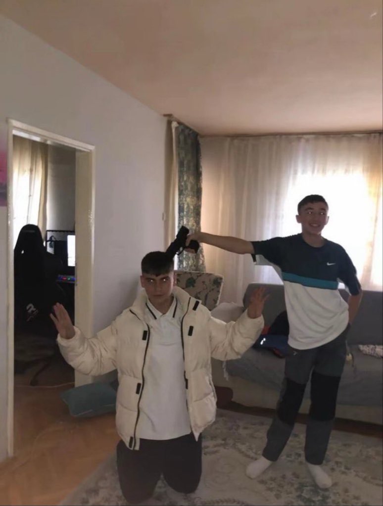 tv_gercekler's tweet photo. Değerli kardeşim... Her bir kelimene imzamızı atıyoruz... HIRT sorununun İsrail bağlantılı olduğunu herkes bir gün anlayacak. Çünkü Bu tip vahşice bir cinayet işleme şekli sadece Yahudi'de ve onun devamında vardır. Bir Müslüman zaten böyle birşey yapamaz. Hiç bir çocuk VAHŞİCE bir cinayet işleyip karşısındaki diğer çocuğun organlarına kadar parçalayıp arkasını dönüp fotoğraflardaki gibi gülüp eğlenip hayatına devam edemez. Ancak kökü YAHUDİ'den gelen birileri bu CANİLİĞİ yapabilir. Adaletsizlik şu anda bu ülkenin BEKA sorunudur. Dış politikada tarihi işlere imza atıyoruz. Fakat içerisi resmen yanıyor. Anadolu elimizden çıkıyor kimse bunun farkında değil. Bu karar bozulmalıdır ve EMSAL niteliğinde CAYDIRICI bir ceza verilmelidir. Serbest bırakılan 2 kişi tekrar tutuklanmalıdır. Devlet büyüklerimize buradan sesleniyoruz böyle birşeye izin vermeyin ve artık içeriye bakın lütfen @dbdevletbahceli @RTErdogan @adalet_bakanlik @yilmaztunc