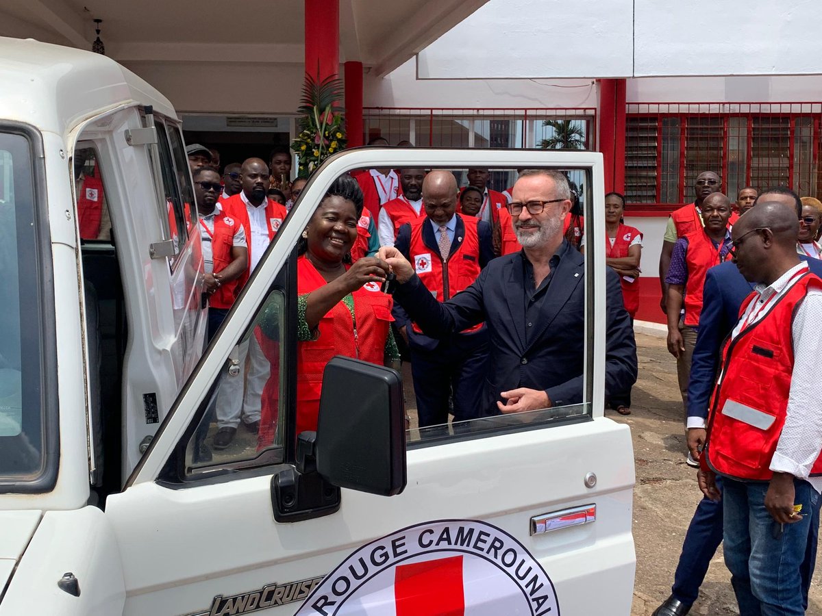 La Croix-Rouge Camerounaise a reçu ce jour un don du @cicr constitué d'un véhicule Toyota Land cruiser, des cartons de médicaments et consommables médicaux. Le don a été remis par Yann Bonzon, Chef de la Délégation Afrique Centrale à  la Présidente Nationale de la CRC.