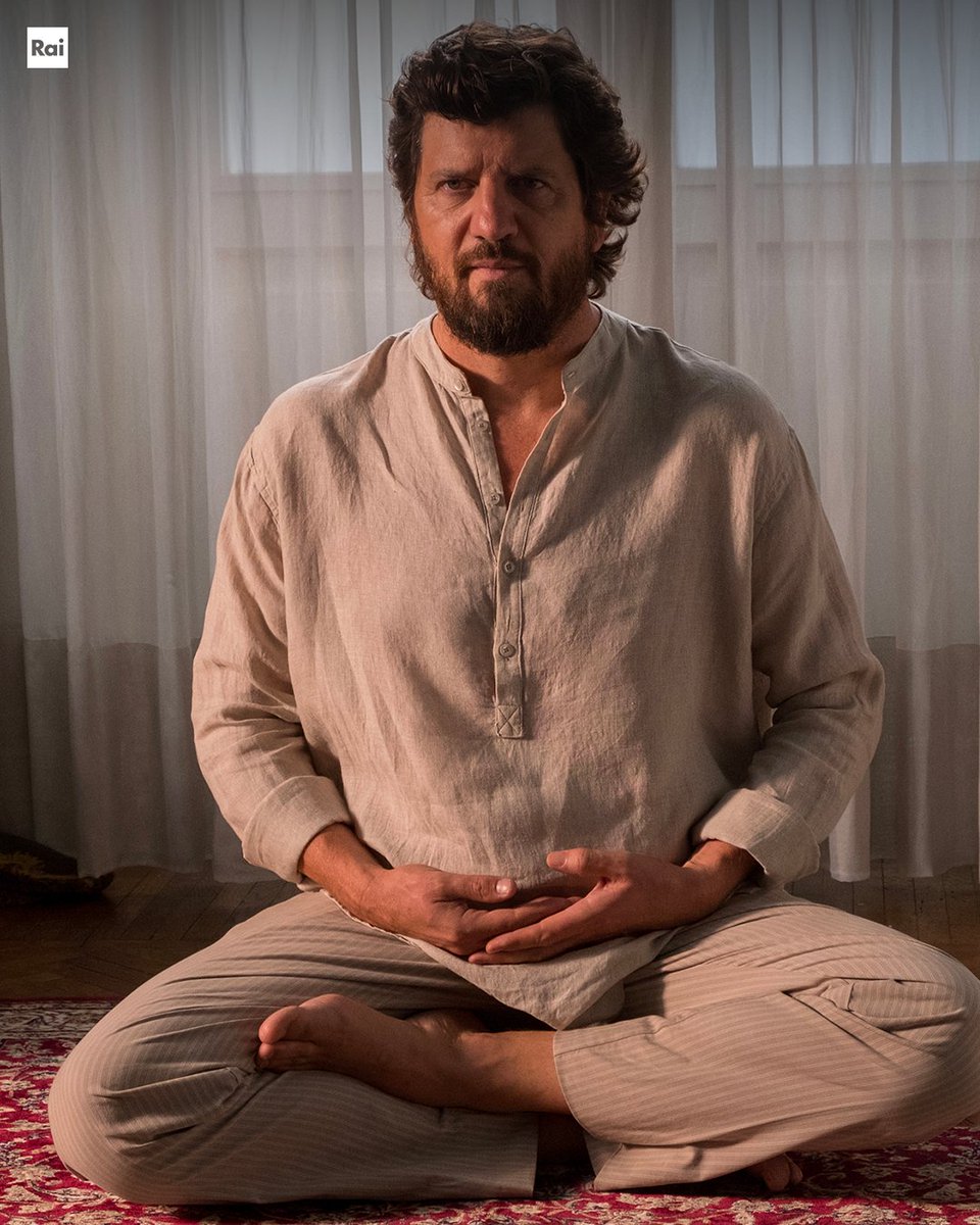 Alle 21:20 “Questione di karma” di Edoardo Falcone con Fabio De Luigi, Elio Germano, Daniela Virgilio | L'industriale Giacomo incontra l'esoterista Ludovic, che gli rivela di aver individuato l'attuale reincarnazione del padre in un tal Mario Pitagora