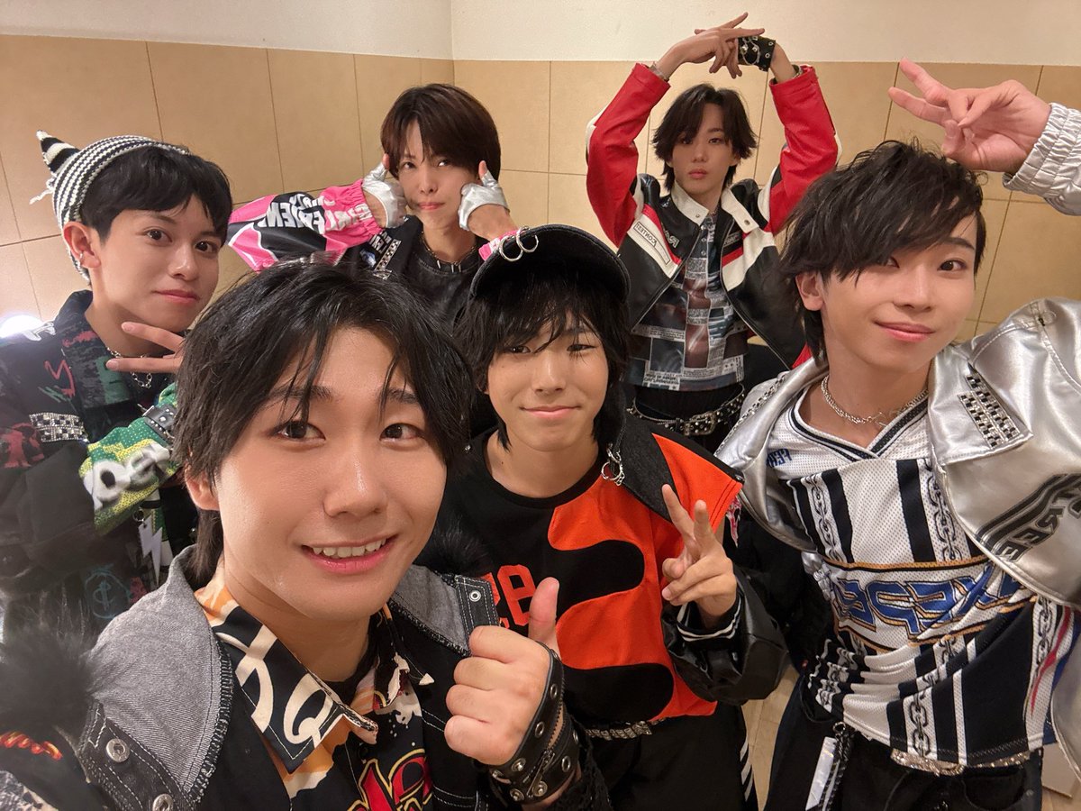 COLORS_aud's tweet photo. こんばんは！
改めまして「DRAGONFLY」の黄色担当
西部涼介です💛

爵さんのライブの場をお借りして、オープニングアクトを務めさせていただきました🔥

Zepp Nagoyaという夢見た舞台に
少しでも立たせていただいて、
緊張して、会場に飲み込まれそうになる時もありましたが、
メンバーの顔、お客さんの顔、支えてくださった皆さんの顔、全てが力に変わって、
今出せるものは出しきれたのかなと思いま
す。

でもここからが本当のスタートなので、
自分達のライブでZeppNagoyaに立ちたいし、もっともっと高みへ目指せれるようにこれからも精進して頑張ります😌

そして新曲「DRAGONFLY」いかがでしたか？
あの曲を引っ提げてここから沢山の方に知っていただけるようにどんどん羽ばたいていきます🪽

明日からDRAGONFLYの公式アカウントなども動くそうです！😳
カラトレのアカウントで応援してくださった皆さん！ありがとうございました！
ドラフラのアカウントも是非フォローよろしくお願いします✨

改めて本当にありがとうございました！😊

西部涼介

#森本爵　さん
#DRAGONFLY
#ドラゴンフライ
#ドラフラ