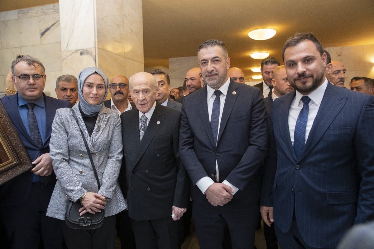 KverSemih's tweet photo. Türk Milletinin Büyüğü..
Onurumuz, Gururumuz..
Liderimiz Devlet Bahçeli Beyefendiye; TBMM’den Genel Merkezimize uğurlarken, İl Başkanımızın teşkilatımız adına hazırladıkları hediyelerini takdim etme şerefine nâil olduk. 

Lider-Teşkilat-Doktrin.. https://t.co/bwTFD9XGVt