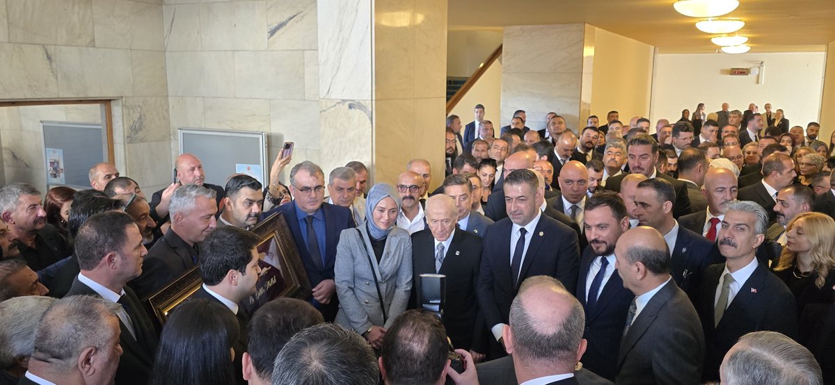 KverSemih's tweet photo. Türk Milletinin Büyüğü..
Onurumuz, Gururumuz..
Liderimiz Devlet Bahçeli Beyefendiye; TBMM’den Genel Merkezimize uğurlarken, İl Başkanımızın teşkilatımız adına hazırladıkları hediyelerini takdim etme şerefine nâil olduk. 

Lider-Teşkilat-Doktrin.. https://t.co/bwTFD9XGVt
