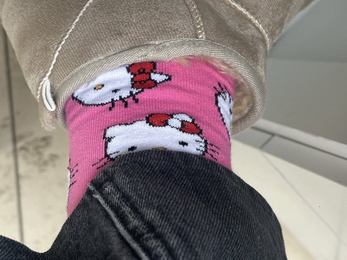 ise gelirken corabi degistirmeyi unutmusum   en az 15 kisinin dalga konusu olduk bugun