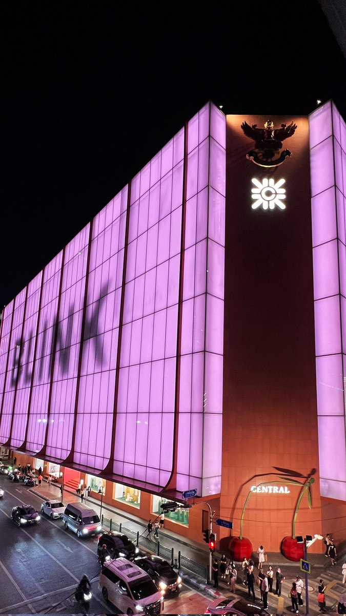 0X_T_X0's tweet image. ห้างเก๋ๆ Central Chidlom ไฟตึก BLINK ชมพู ดำ เพื่อต้อนรับสาวๆ  แน่ๆ
#BLACKPINKinBANGKOK
#DEADLINE_IN_BANGKOK
#BLACKPINK