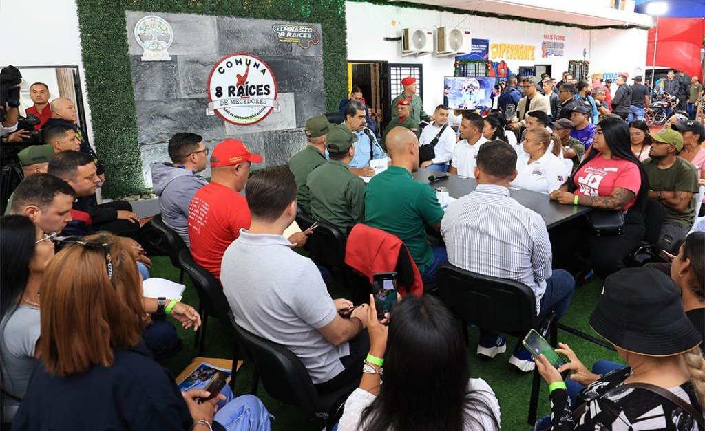 LoryBustos's tweet image. El Pdte. @NicolasMaduro informó que el 99.83% de las Salas de Autogobierno Popular están instaladas (5.327 salas), destacando su papel sin intermediarios: "Pasarle por encima a toda la burocracia".
“La mejor forma de construir al país, es construyendo el futuro”. #Venezuela