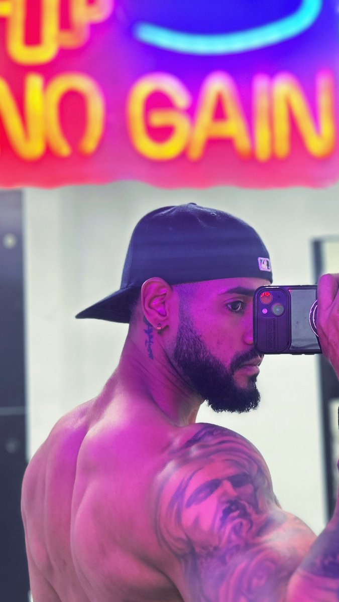 Davinci_beau's tweet photo. I fckin love the definition on my back. https://t.co/PimGyW7NLO
