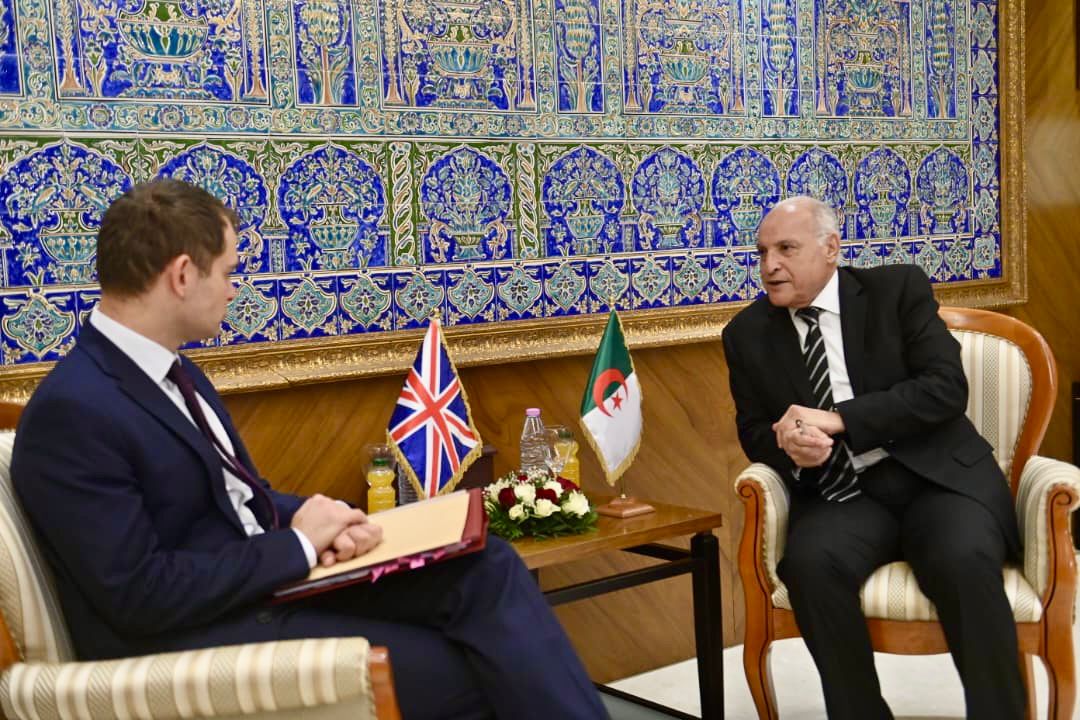 استقبل وزير الدولة، وزير الشؤون الخارجية <a href="/Algeria_MFA/">وزارة الشؤون الخارجية| MFA-Algeria</a> السيّد <a href="/AhmedAttaf_Dz/">أحمد عطاف Ahmed Attaf</a> بمقر الوزارة، نائب كاتب الدولة البريطاني المكلف بشؤون الشرق الأوسط وشمال إفريقيا، السيّد <a href="/HFalconerMP/">Hamish Falconer MP</a> وذلك عقب المباحثات التي أجراها مع  كاتبة الدولة، المكلفة بالشؤون الإفريقية، السيّدة <a href="/SECAAf_Mansouri/">Selma Mansouri | سلمة منصوري</a>