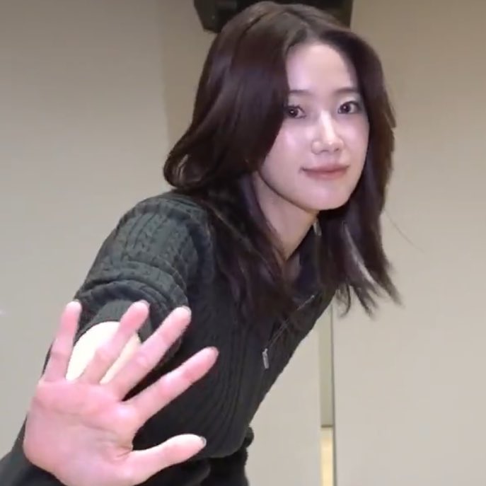 chaewanniee's tweet image. PLEASE LIKE GIRLS