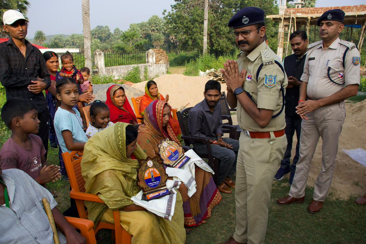 spkoderma1's tweet image. पुलिस स्मृति दिवस के अवसर पर पुलिस अधीक्षक महोदय, कोडरमा
के निर्देशानुसार पुलिस उपाधीक्षक (प्रो०), सार्जेंट मेजर, अंचल निरीक्षक डोमचांच एवं थाना प्रभारी सतगांव द्वारा ग्राम भखरा स्थित हमारे दोनों शहीद जवानों के परिजनों के घर जाकर उन्हें सम्मानित किया गया। @DigHazaribagh