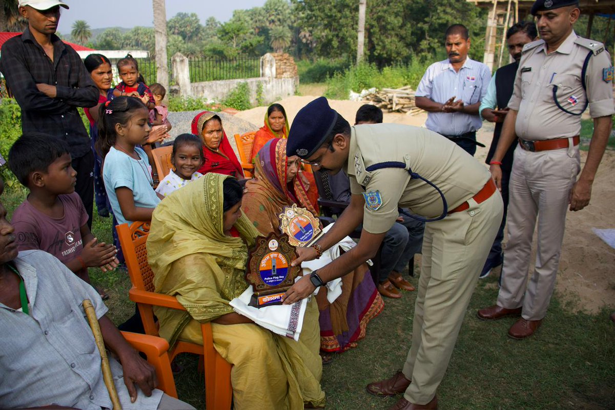 spkoderma1's tweet image. पुलिस स्मृति दिवस के अवसर पर पुलिस अधीक्षक महोदय, कोडरमा
के निर्देशानुसार पुलिस उपाधीक्षक (प्रो०), सार्जेंट मेजर, अंचल निरीक्षक डोमचांच एवं थाना प्रभारी सतगांव द्वारा ग्राम भखरा स्थित हमारे दोनों शहीद जवानों के परिजनों के घर जाकर उन्हें सम्मानित किया गया। @DigHazaribagh