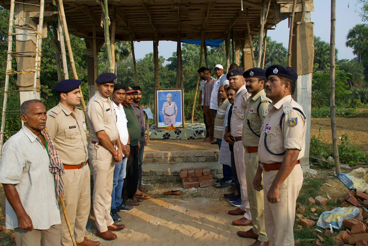 spkoderma1's tweet image. पुलिस स्मृति दिवस के अवसर पर पुलिस अधीक्षक महोदय, कोडरमा
के निर्देशानुसार पुलिस उपाधीक्षक (प्रो०), सार्जेंट मेजर, अंचल निरीक्षक डोमचांच एवं थाना प्रभारी सतगांव द्वारा ग्राम भखरा स्थित हमारे दोनों शहीद जवानों के परिजनों के घर जाकर उन्हें सम्मानित किया गया। @DigHazaribagh