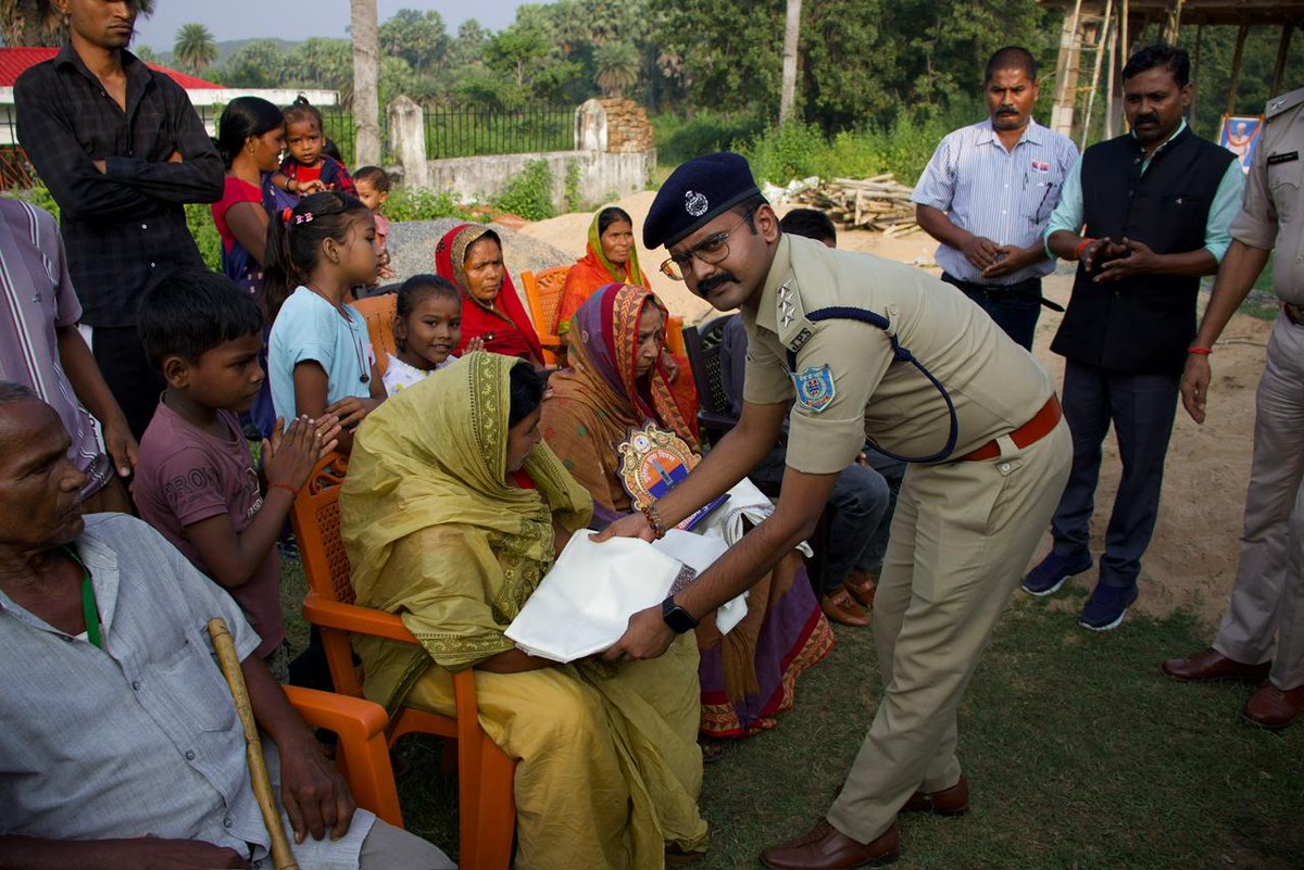 spkoderma1's tweet image. पुलिस स्मृति दिवस के अवसर पर पुलिस अधीक्षक महोदय, कोडरमा
के निर्देशानुसार पुलिस उपाधीक्षक (प्रो०), सार्जेंट मेजर, अंचल निरीक्षक डोमचांच एवं थाना प्रभारी सतगांव द्वारा ग्राम भखरा स्थित हमारे दोनों शहीद जवानों के परिजनों के घर जाकर उन्हें सम्मानित किया गया। @DigHazaribagh