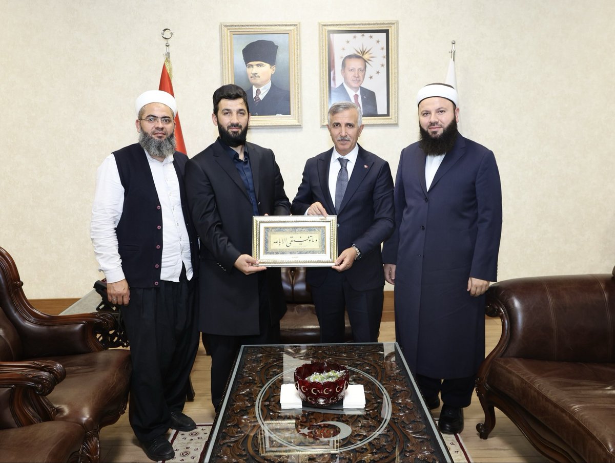 Kahramanmaraş Valimiz Sayın Mükerrem Ünlüer Bey’i ziyaret ettik.
Nazik misafirperverliği ve samimi sohbetleri için kendilerine teşekkür ederiz.