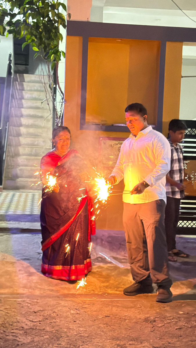srinivasiyc's tweet image. Diwali with Amma,
Home, light, and endless love ❣️