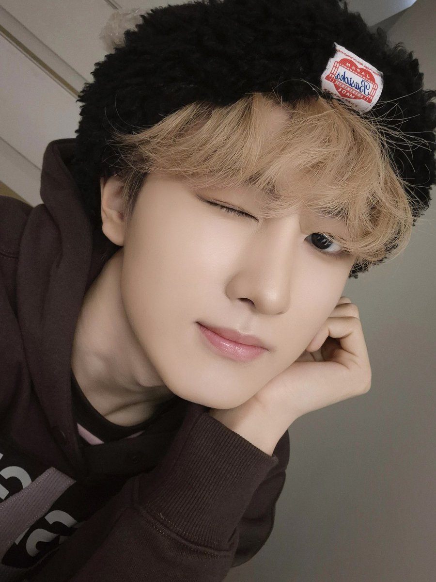 AxMxP_official's tweet photo. [📮 #주환 #JUHWAN ]
귀욤뽀짝한 모자썼는데 어때요?
너무 보고싶어요..
그리구 저희 페스티벌에서 만나요!
여러분 생각하면서 기다릴거에욤 😁 https://t.co/wSwvTlL2RN