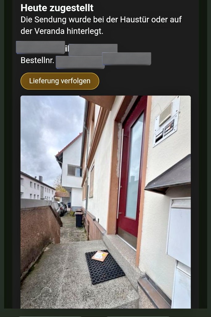 Floppydisk1990's tweet photo. Hallo @AmazonHelp ist es neuerdings normal das mein Paket bei Wind und Wetter einfach vor die Haustür geschmissen wird? Der Umschlag hätte locker in den Briefkasten gepasst. Das kann so nicht sein! https://t.co/ahLhXeNEsS
