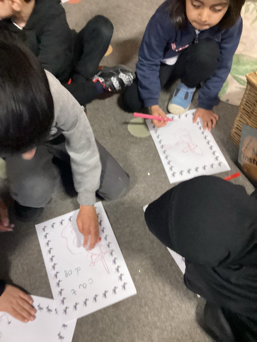 MrsGriffiths7's tweet image. Room on the broom 🧙

Today we drew the witch in drawing club,. We’re working on writing words for our passwords 🕸️🕷️🧙 #drawingclub #eyfs #earlyears