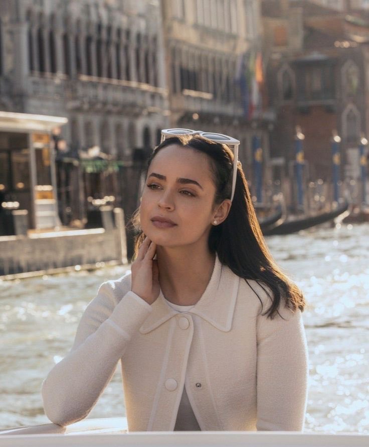 Charts_sofia's tweet image. « Her heart was yours,
To have to hold. But at midnight,
She let you go.

If I could bottle you, dear happiness. I would. And drink you for eternity »