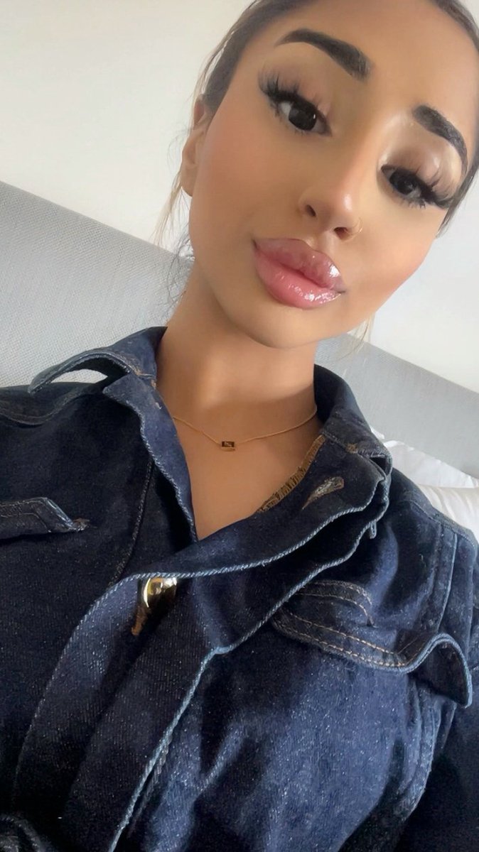 Desiprincess_sz's tweet photo. Going out to spoons who's paying for my drinks? Subs if you're too shy to approach like this I'll approach you x

UK findom wallet paypig walletdrain drinks subs https://t.co/DffWZTQh3F