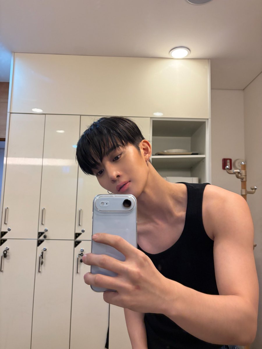 251021 b.stage 💌

(1p)
“Fighting up till the last music show broadcast tmrw”
“🍀”