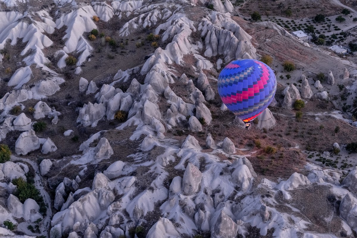 natgeotvturkiye's tweet photo. #GününFotoğrafı | @fdilekyurdakul'un objektifinden / Peri bacalarıyla ünlü bölgemiz Kapadokya, sıcak hava balon uçuşlarıyla da turistlerin ilgisini çekiyor. Dünyanın en iyi balon destinasyonlarından biri olarak gösterilen Kapadokya’da, - https://t.co/XHxDr8VkSb
