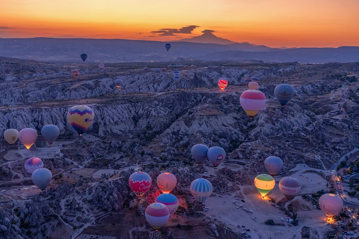 natgeotvturkiye's tweet photo. #GününFotoğrafı | @fdilekyurdakul'un objektifinden / Peri bacalarıyla ünlü bölgemiz Kapadokya, sıcak hava balon uçuşlarıyla da turistlerin ilgisini çekiyor. Dünyanın en iyi balon destinasyonlarından biri olarak gösterilen Kapadokya’da, - https://t.co/XHxDr8VkSb