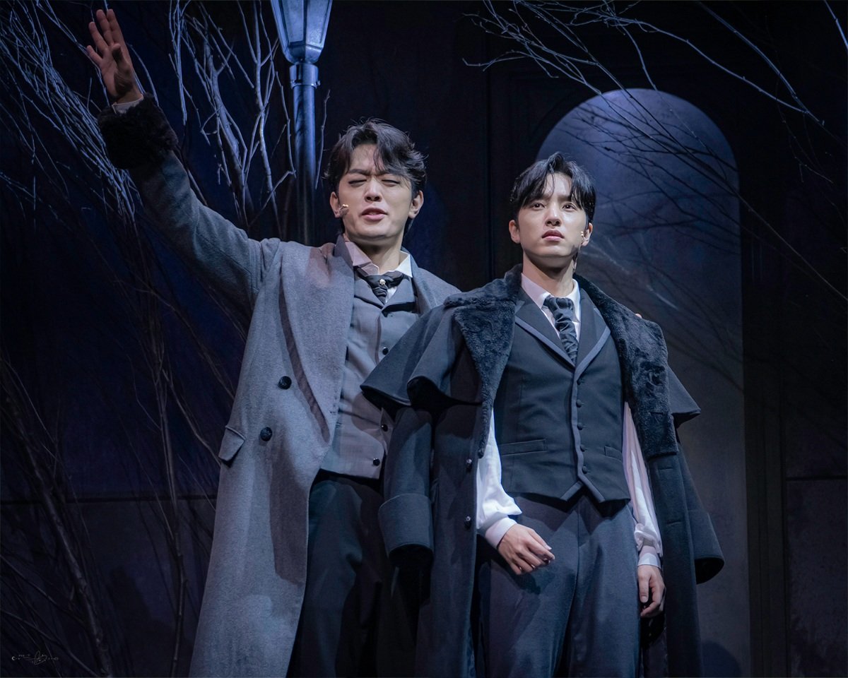 25. 10. 19. 데카브리
스페셜 커튼콜 | 외투

미하일 役 || #정휘
알렉세이 役 || #변희상

자리에 맞게 입어야지