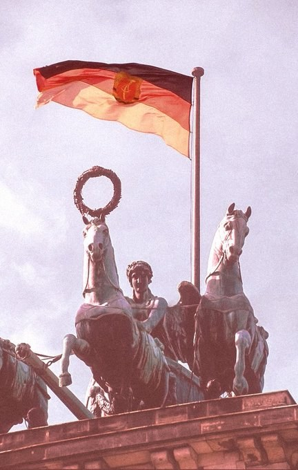 Acnorthall's tweet image. The flag of the DDR (German Democratic Republic) behind the Quadriga over the Brandenburg Gate, East Berlin. April 1990
#GDR #DDR #Quadriga #BrandenburgGate #Berlin #EastBerlin #German #Democratic #Republic