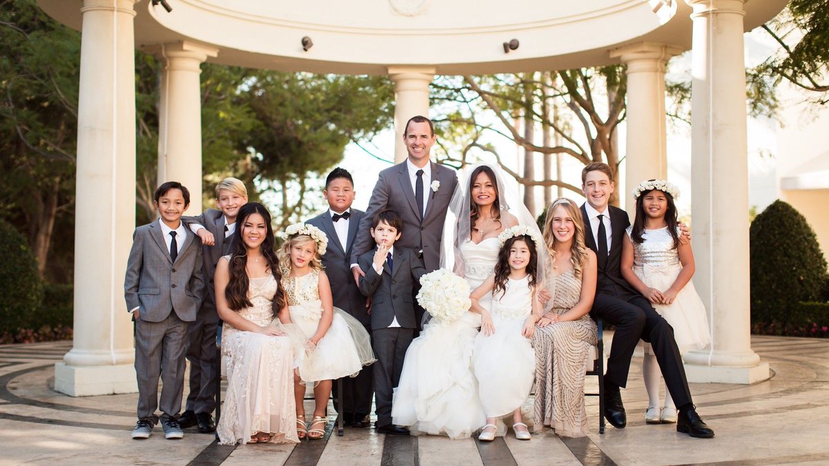 SLRLounge's tweet image. Group portraits don’t have to be stressful. Learn how to master group posing and lighting for weddings with tips from our Wedding Photography Guide Pt. 7: buff.ly/Qa9cI5S