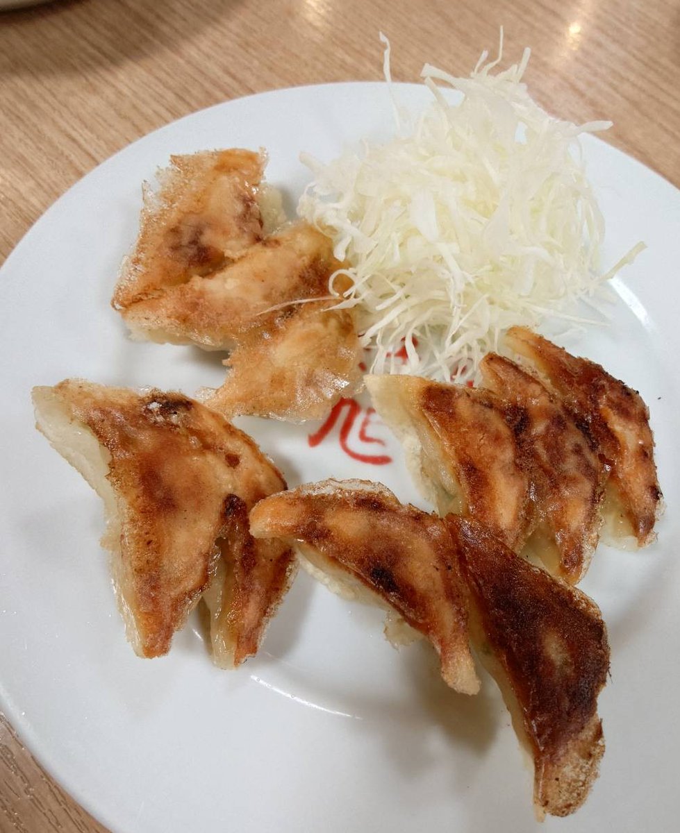 kadoya1's tweet photo. 昭和29年創業の餃子の店。隣が餃子の王将だった。最初に水餃子が出てきて美味しくなくて、次に手羽先が出てきて冷めたままで美味しくなくて、大失敗な店だと思っていたら焼餃子は恐ろしくうまい。小さくて��クサクでいくらでも食べられる美味しさ。この店は焼餃子一択。餃子の王将の隣は餃子の神様だ。 https://t.co/HB4BClxomG
