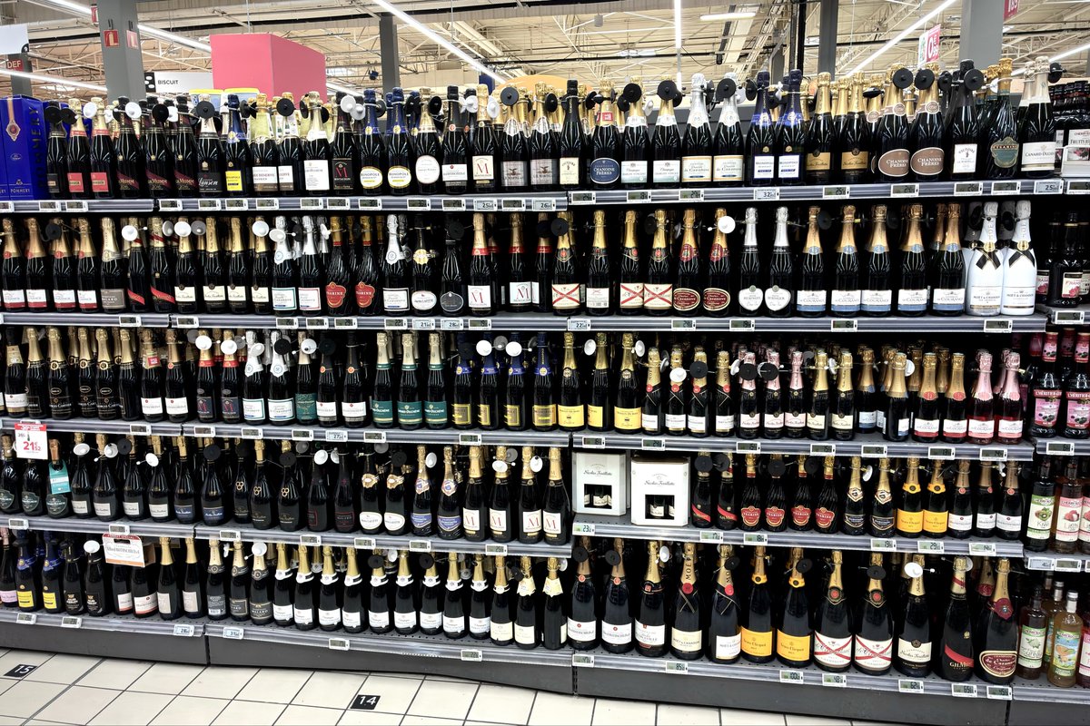 久しぶりにフランスのハイパーマーケットに行ったけど、やっぱりお酒コーナーはめちゃくちゃ大きかった、特にワイン。
こちらがシャンパンです⬇️