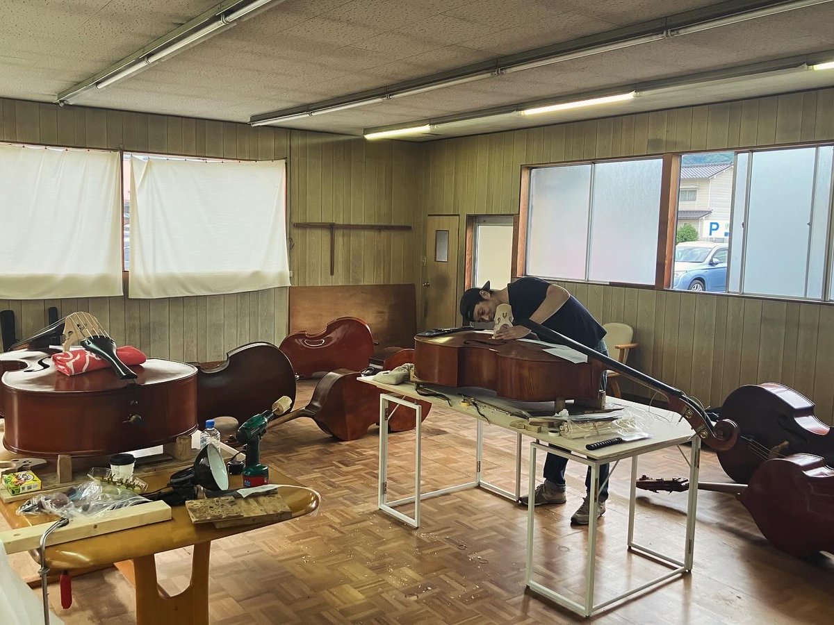 ContrabassIppe's tweet photo. 広島県府中市でコントラバス調整会を開催中です🎶
初めて調整に出す方、修理の方、相談しにくるだけの方、皆さんそれぞれ色んな想いで楽器を持ってこられています！
今回は定員がいっぱいになり大盛況です！
また1月あたりに調整会またできたらいいな。
#コントラバス　#コントラバス調整 https://t.co/7WxICdETp9