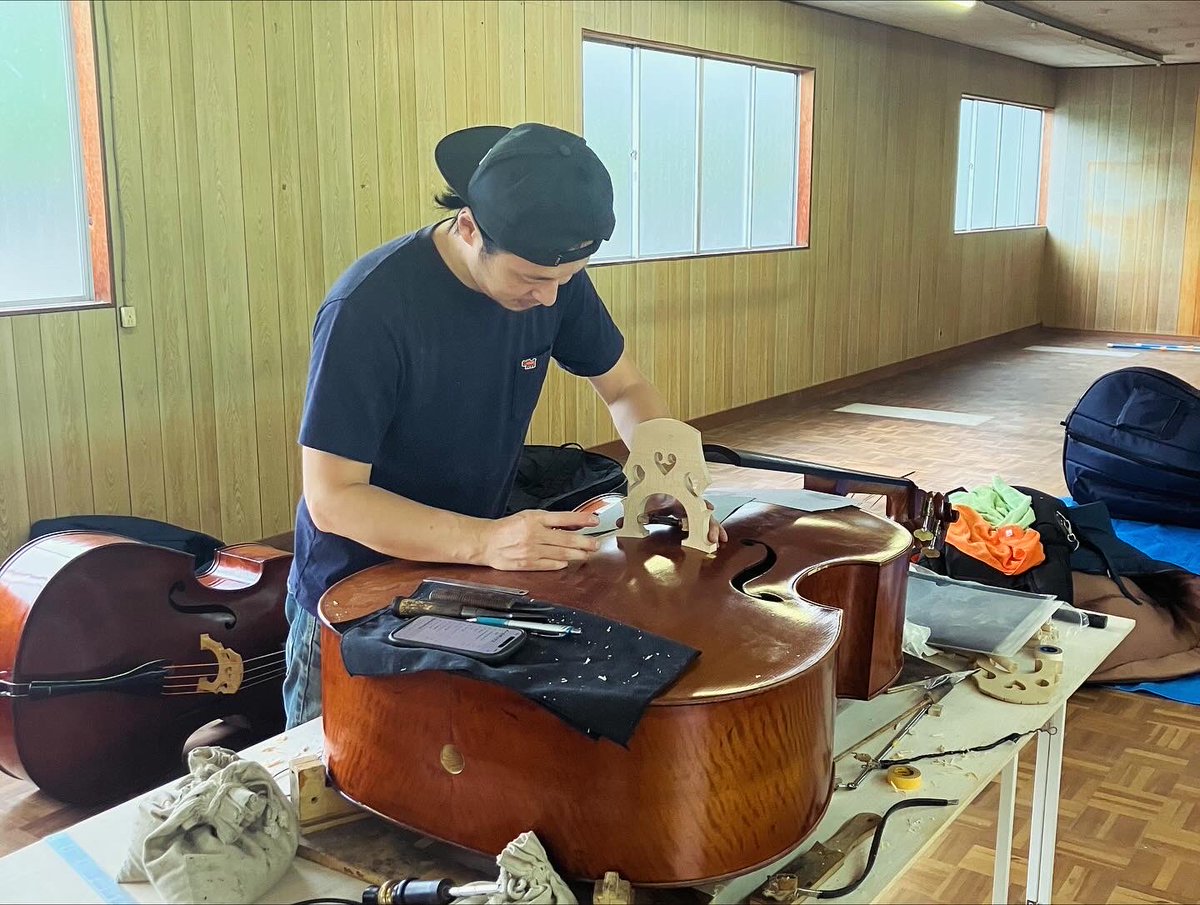 ContrabassIppe's tweet photo. 広島県府中市でコントラバス調整会を開催中です🎶
初めて調整に出す方、修理の方、相談しにくるだけの方、皆さんそれぞれ色んな想いで楽器を持ってこられています！
今回は定員がいっぱいになり大盛況です！
また1月あたりに調整会またできたらいいな。
#コントラバス　#コントラバス調整 https://t.co/7WxICdETp9