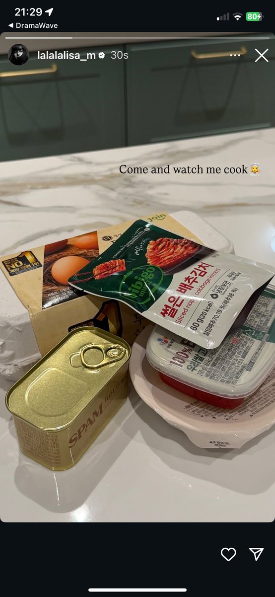 lalala_diane's tweet image. Unbothered Queen said let’s watch me cook more 🤣🤣🤣

#LISA @wearelloud #CookingWithLISA