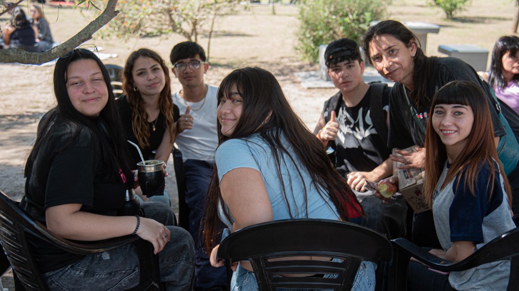 Estas jornadas son una gran oportunidad para encontrarnos con nuestros jóvenes, para escucharlos, acompañarlos y seguir generando espacios donde puedan disfrutar, aprender y compartir con otros.

#BrownConVos