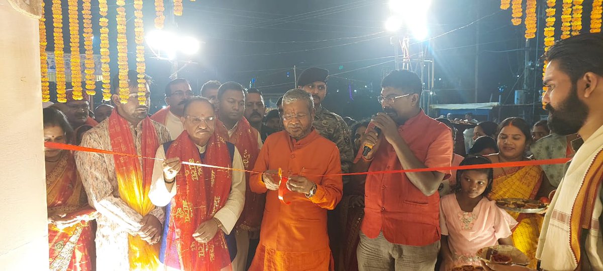 bjpcpsingh's tweet image. आज विद्यानगर स्थित हिन्दू चौक, हरमू में माँ काली पूजा समिति द्वारा आयोजित पूजा पंडाल का उद्घाटन माननीय नेता प्रतिपक्ष श्री @yourBabulal जी के साथ संयुक्त रूप से किया। जय माँ काली!