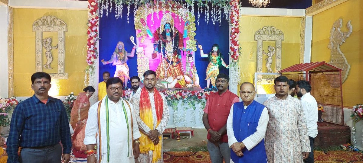 bjpcpsingh's tweet image. आज विद्यानगर स्थित हिन्दू चौक, हरमू में माँ काली पूजा समिति द्वारा आयोजित पूजा पंडाल का उद्घाटन माननीय नेता प्रतिपक्ष श्री @yourBabulal जी के साथ संयुक्त रूप से किया। जय माँ काली!