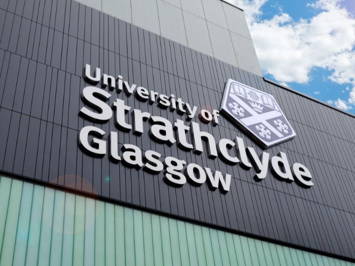 رسمياً: جامعة ستراثكلايد أول جامعة بريطانية يتم الموافقة على إنشاء فرع لها بالمملكة 
University of Strathlyde 
تأسست عام 1796 كمعهد أندرسون، وهي ثاني أقدم جامعة في غلاسكو، حيث حصلت الجامعة على ميثاقها الملكي في عام 1964 كونها أول جامعة تكنولوجية في المملكة المتحدة 🇬🇧