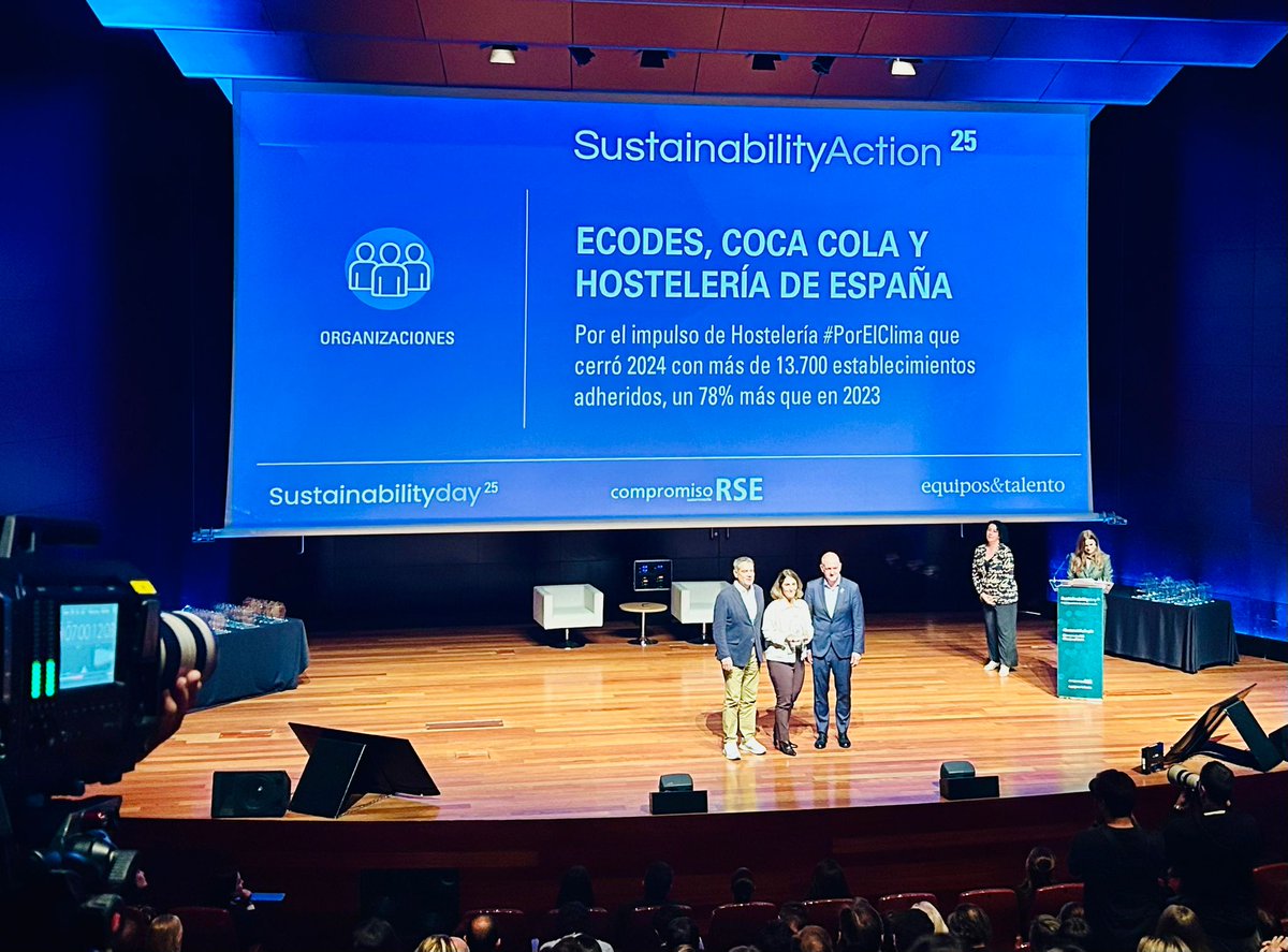 compromisoclima's tweet image. 🏆👨🏻‍🍳 Desde #HosteleríaPorElClima, hoy hemos tenido el honor de recibir el premio #SUSTAINABILITYACTION por nuestro impulso a la sostenibilidad en el sector hostelero. Seguiremos apoyando a bares, restaurantes y hoteles en su camino hacia una gestión más responsable.…