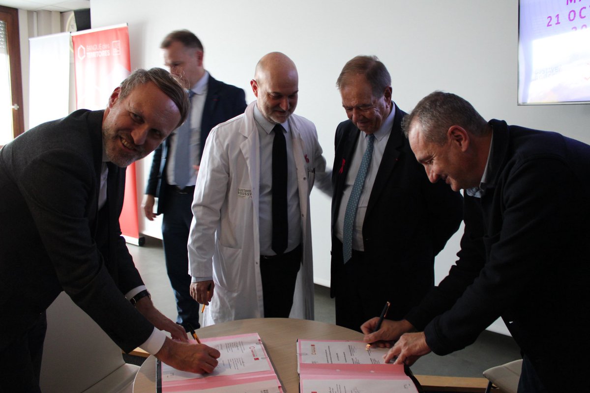 Signature du contrat de prêt entre l’Institut <a href="/GustaveRoussy/">Gustave Roussy</a> et la <a href="/BanqueDesTerr/">Banque des Territoires</a> dans le cadre du financement du futur bâtiment de recherche. 🔬
 
➡️En ce mois d'#OctobreRose, <a href="/GrandParisMGP/">Métropole du Grand Paris</a> officialise son soutien et son engagement dans ce projet par une garantie d'emprunt de