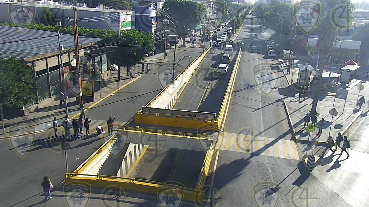 SSPCSLP's tweet image. ⚪️🔵 #ReporteVial 🚨#VialidadSLP

⚠️ Actualización 

Se registra bloqueo en glorieta González Bocanegra en los accesos desde Niño Artillero, Venustiano Carranza y Manuel Nava. 

Oficiales de Policía Vial mantienen abanderamiento y canalizan circulación por av. Fray José de…
