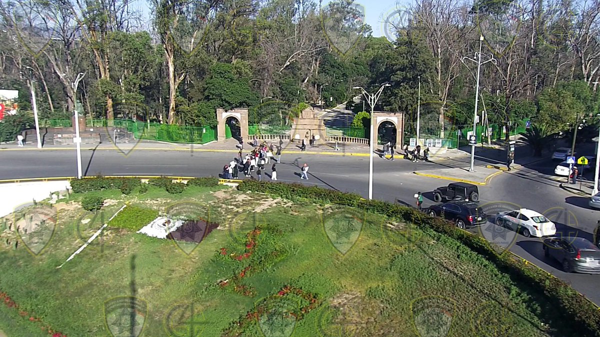 SSPCSLP's tweet image. ⚪️🔵 #ReporteVial 🚨#VialidadSLP

⚠️ Actualización 

Se registra bloqueo en glorieta González Bocanegra en los accesos desde Niño Artillero, Venustiano Carranza y Manuel Nava. 

Oficiales de Policía Vial mantienen abanderamiento y canalizan circulación por av. Fray José de…