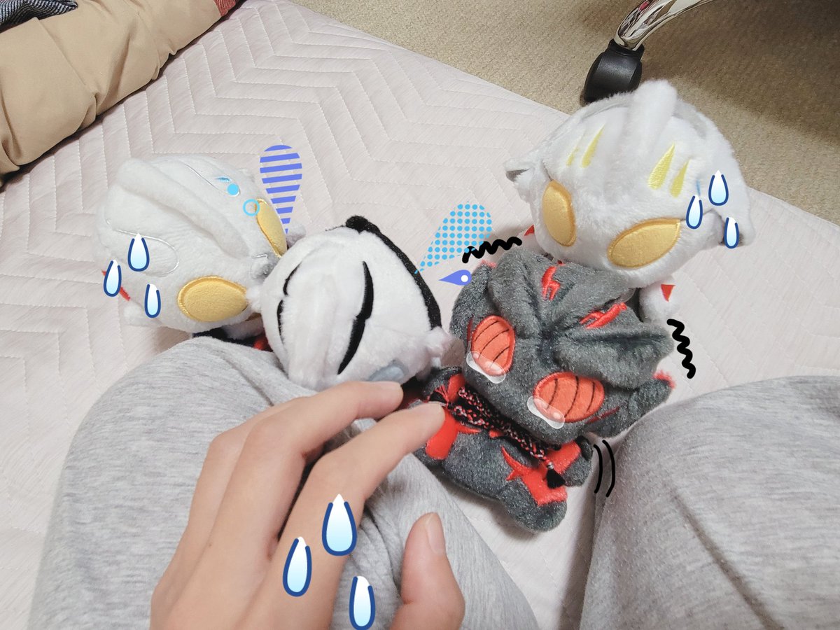 ﾃｨｶﾞ:ｲｰｳﾞｨﾙ、主、ちゃんと帰ってくるよ?お留守番してよ?
ｲｰｳﾞｨﾙ:嫌だ!!!そんなの嘘で捨てるんだ!!!😭
｢そんなことしないって…😥｣
ﾈｸｻｽ:ｻﾞｷﾞも主困らせちゃダメ
ｻﾞｷﾞ:うあ、ひっ…やだあああ!!!😭
｢弱ったなあ…😥｣

#M78ふわふわが集まるタグ 
#ふわふわといっしょ