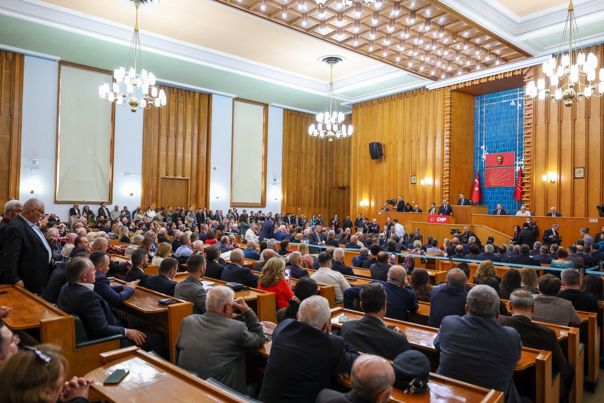 SelmaKavaf's tweet image. TBMM’de Köprübaşı Belediye Başkanımız Fatih Taşlı, Büyükşehir Meclis Üyemiz Hanifi Yelken, Milletvekillerimiz Bekir Başevirgen ve Ahmet Vehbi Bakırlıoğlu ile birlikte Genel Başkanımız Özgür Özel’in konuşmalarını dinlediğimiz grup toplantısındayız.